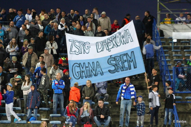 Kibice w biało-niebieskim kolorze (zdjęcia)