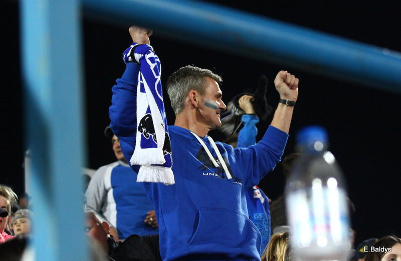 Kibice w biało-niebieskim kolorze (zdjęcia)