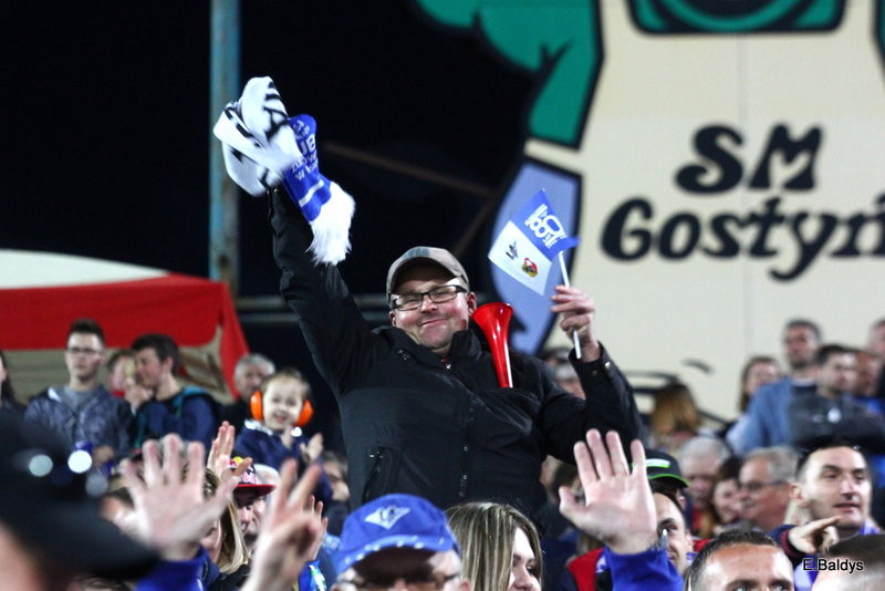 Kibice w biało-niebieskim kolorze (zdjęcia)