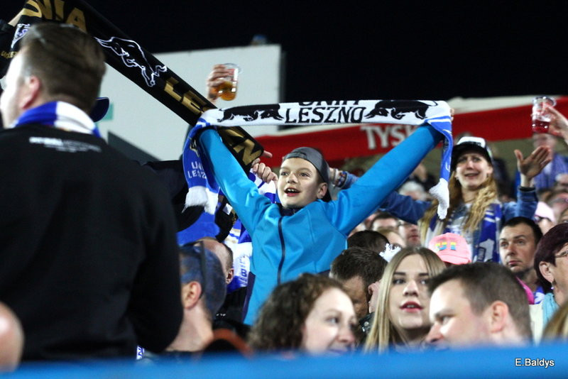 Kibice w biało-niebieskim kolorze (zdjęcia)