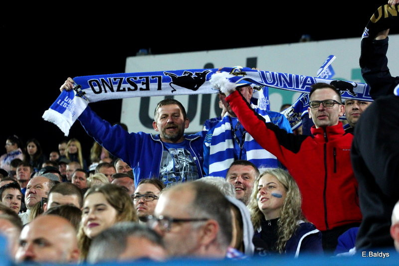 Kibice w biało-niebieskim kolorze (zdjęcia)