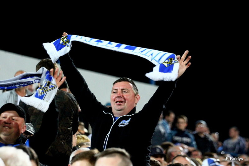 Kibice w biało-niebieskim kolorze (zdjęcia)