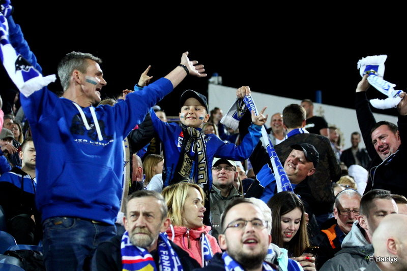 Kibice w biało-niebieskim kolorze (zdjęcia)