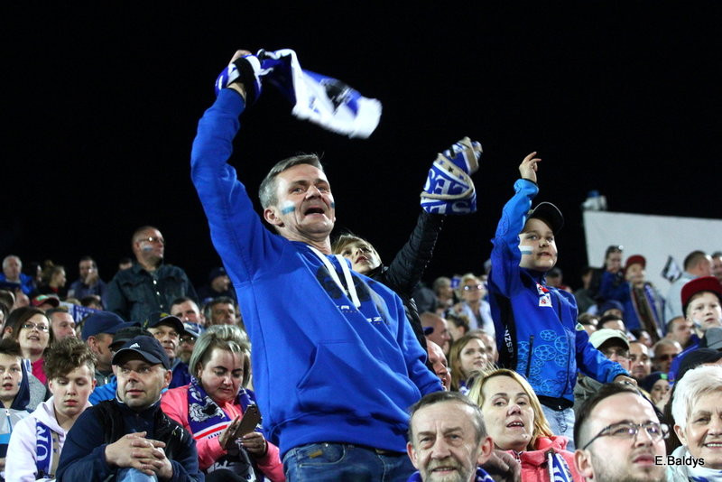 Kibice w biało-niebieskim kolorze (zdjęcia)