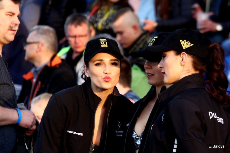 Kibice w biało-niebieskim kolorze (zdjęcia)