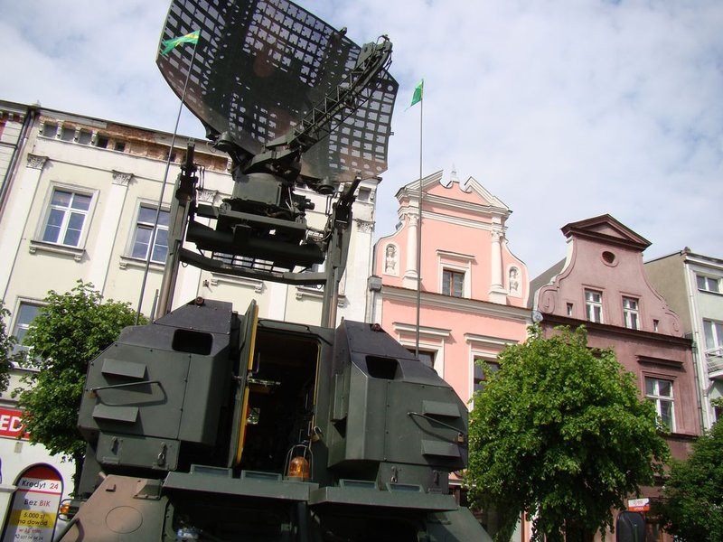 Prezydenci i żużlowcy rozdawali flagi (zdjęcia)