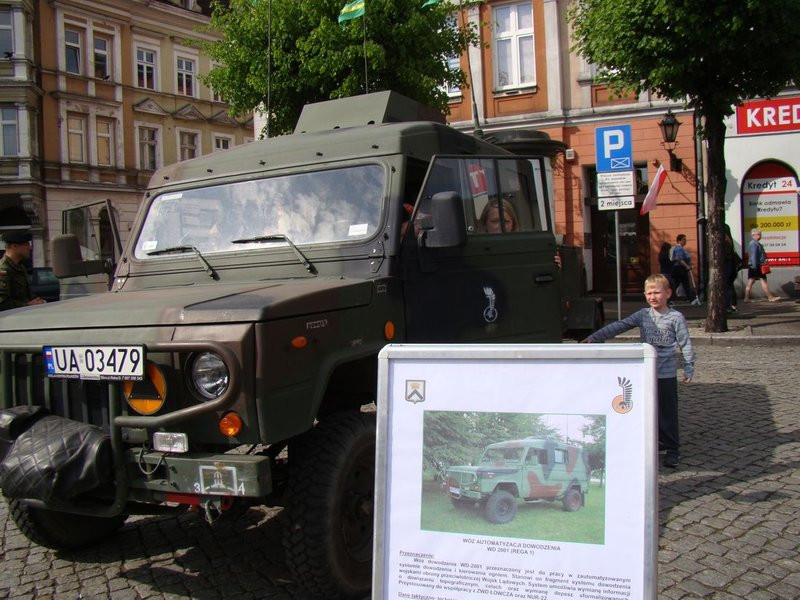Prezydenci i żużlowcy rozdawali flagi (zdjęcia)