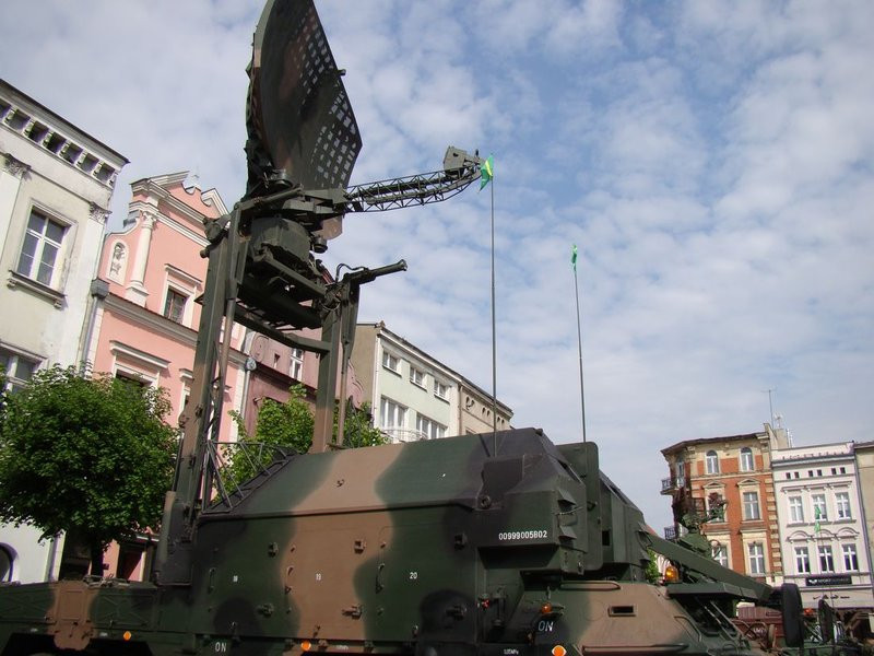 Prezydenci i żużlowcy rozdawali flagi (zdjęcia)