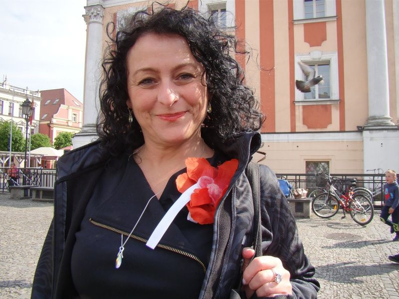 Prezydenci i żużlowcy rozdawali flagi (zdjęcia)