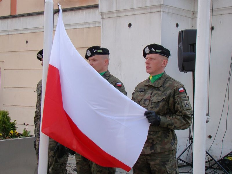 Prezydenci i żużlowcy rozdawali flagi (zdjęcia)