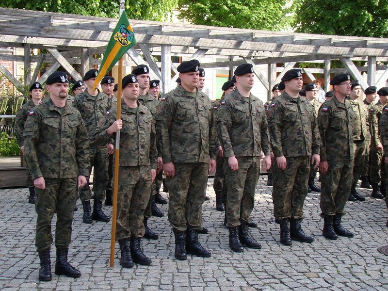 Prezydenci i żużlowcy rozdawali flagi (zdjęcia)