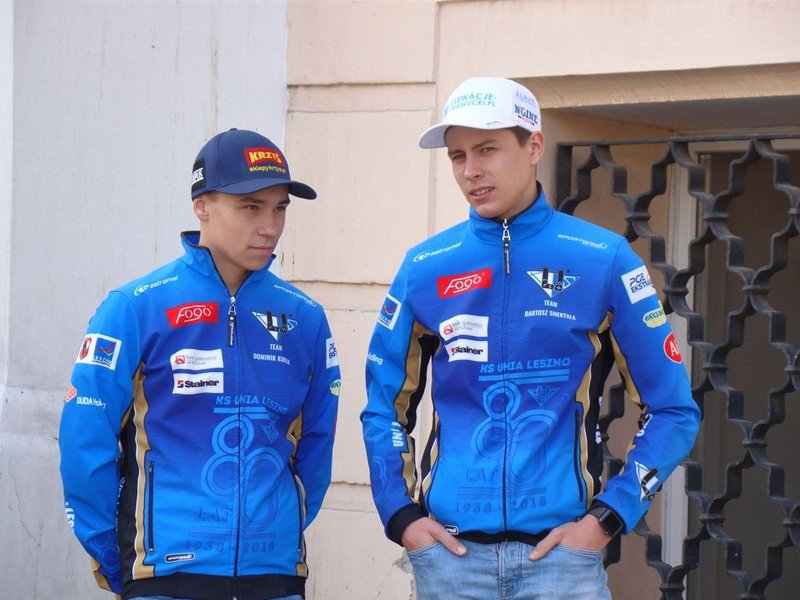 Prezydenci i żużlowcy rozdawali flagi (zdjęcia)