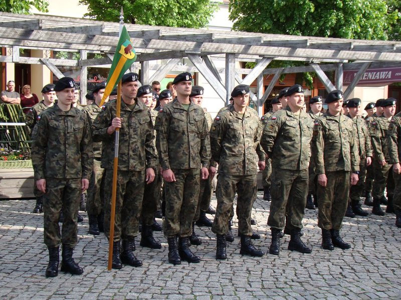 Prezydenci i żużlowcy rozdawali flagi (zdjęcia)