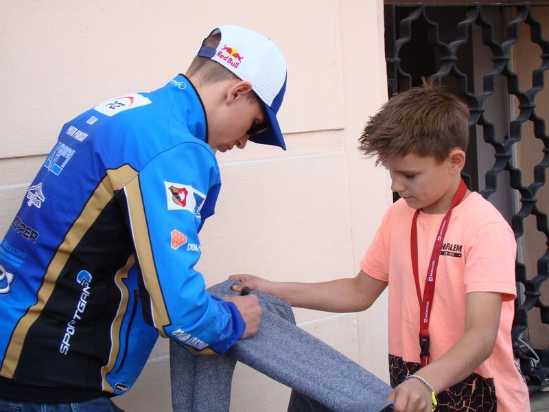 Prezydenci i żużlowcy rozdawali flagi (zdjęcia)