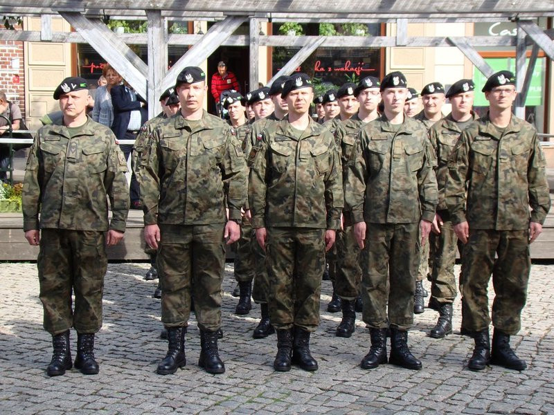 Prezydenci i żużlowcy rozdawali flagi (zdjęcia)