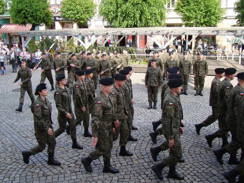 Prezydenci i żużlowcy rozdawali flagi (zdjęcia)