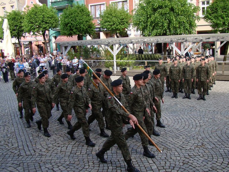 Prezydenci i żużlowcy rozdawali flagi (zdjęcia)