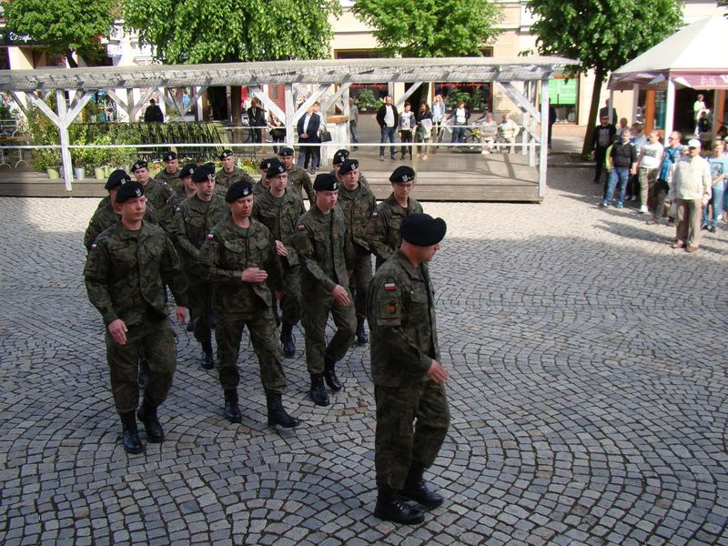 Prezydenci i żużlowcy rozdawali flagi (zdjęcia)