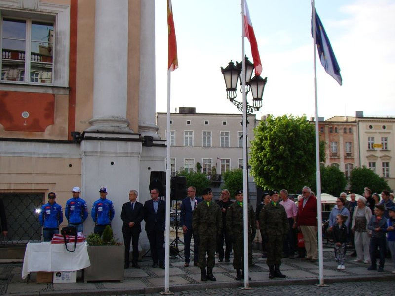 Prezydenci i żużlowcy rozdawali flagi (zdjęcia)