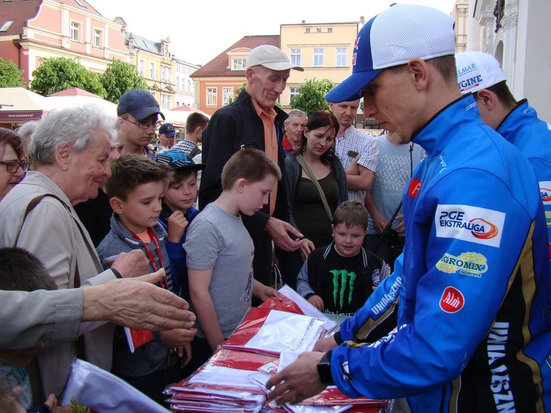 Prezydenci i żużlowcy rozdawali flagi (zdjęcia)