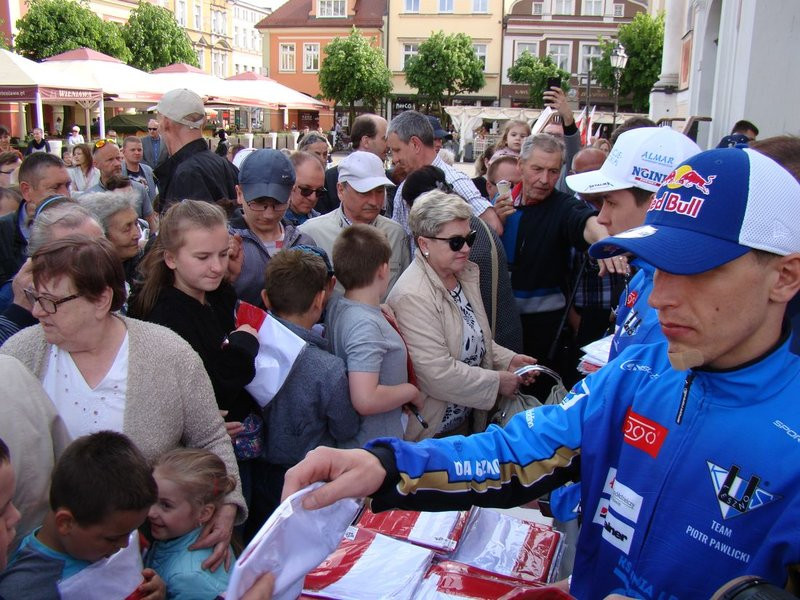 Prezydenci i żużlowcy rozdawali flagi (zdjęcia)
