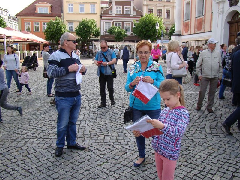 Prezydenci i żużlowcy rozdawali flagi (zdjęcia)