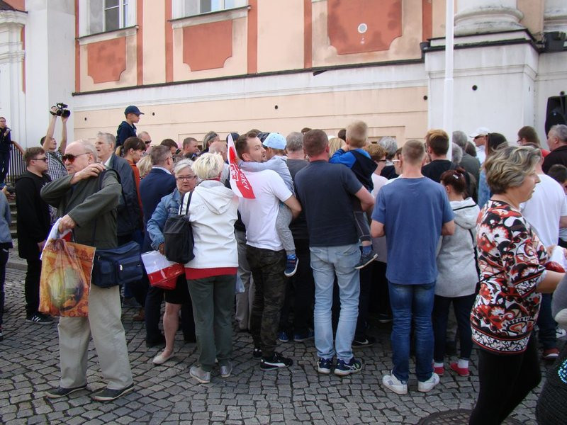 Prezydenci i żużlowcy rozdawali flagi (zdjęcia)