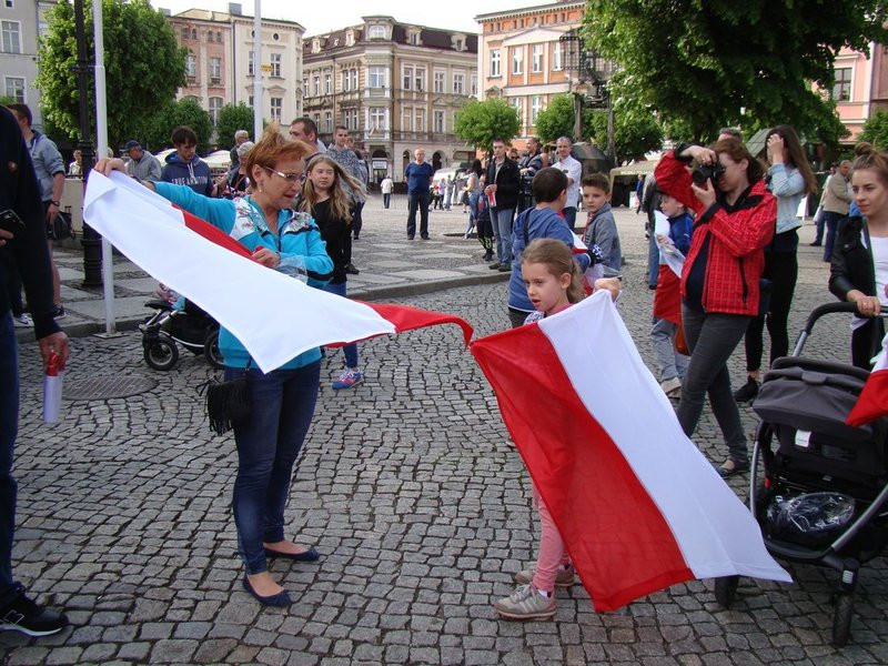 Prezydenci i żużlowcy rozdawali flagi (zdjęcia)