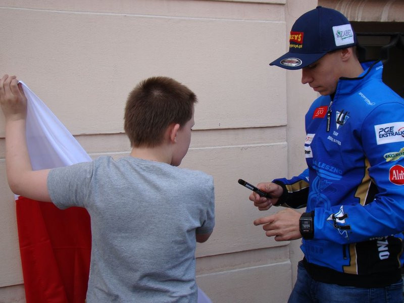 Prezydenci i żużlowcy rozdawali flagi (zdjęcia)