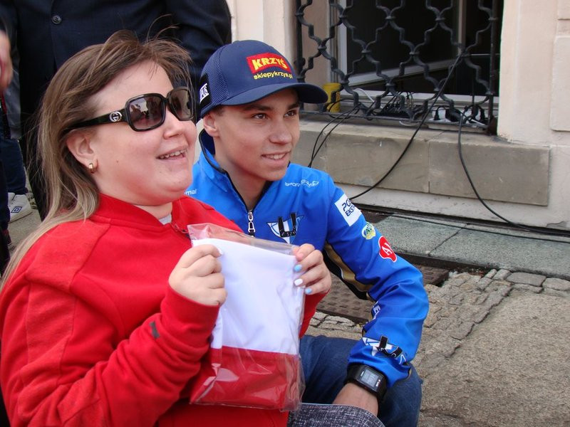 Prezydenci i żużlowcy rozdawali flagi (zdjęcia)