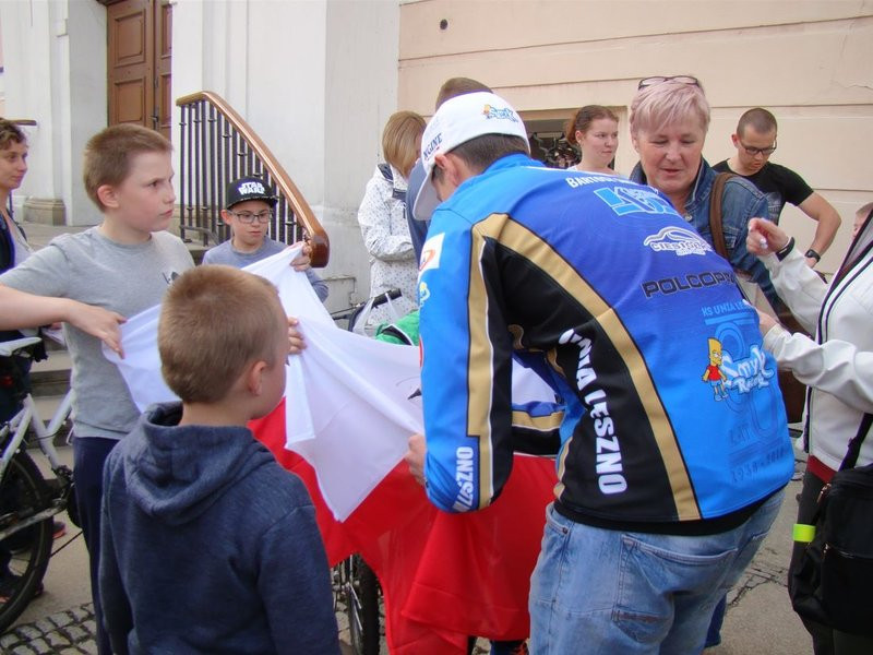 Prezydenci i żużlowcy rozdawali flagi (zdjęcia)