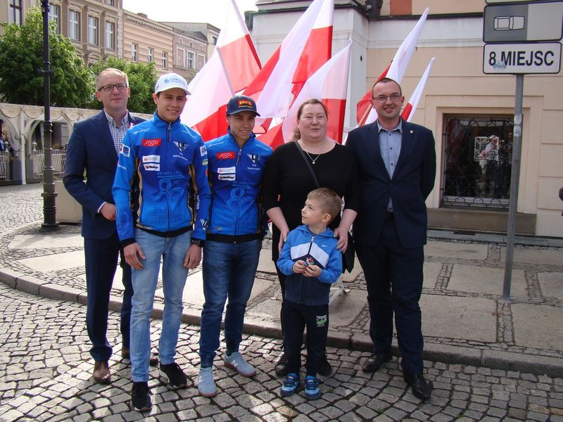 Prezydenci i żużlowcy rozdawali flagi (zdjęcia)