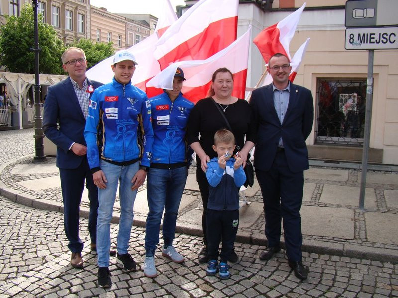 Prezydenci i żużlowcy rozdawali flagi (zdjęcia)