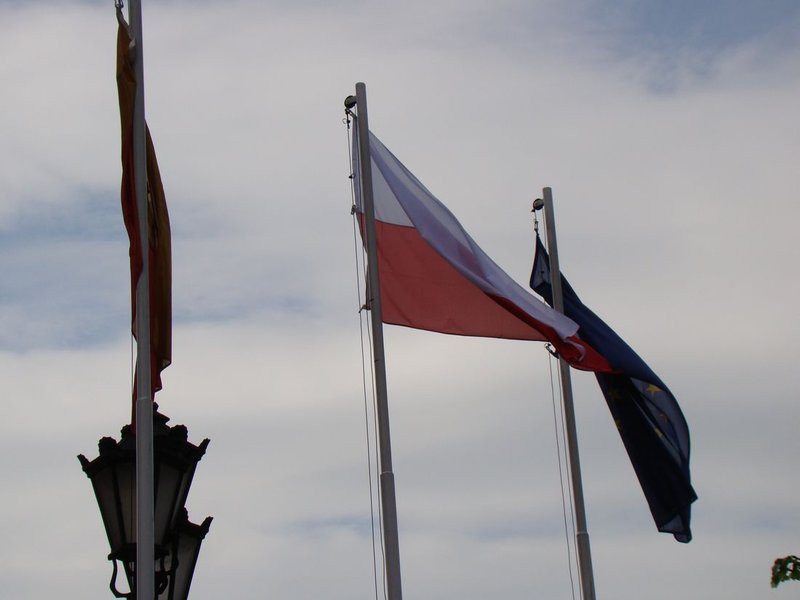 Prezydenci i żużlowcy rozdawali flagi (zdjęcia)