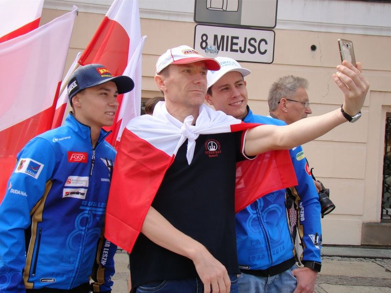 Prezydenci i żużlowcy rozdawali flagi (zdjęcia)