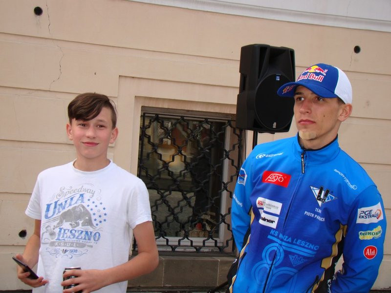 Prezydenci i żużlowcy rozdawali flagi (zdjęcia)