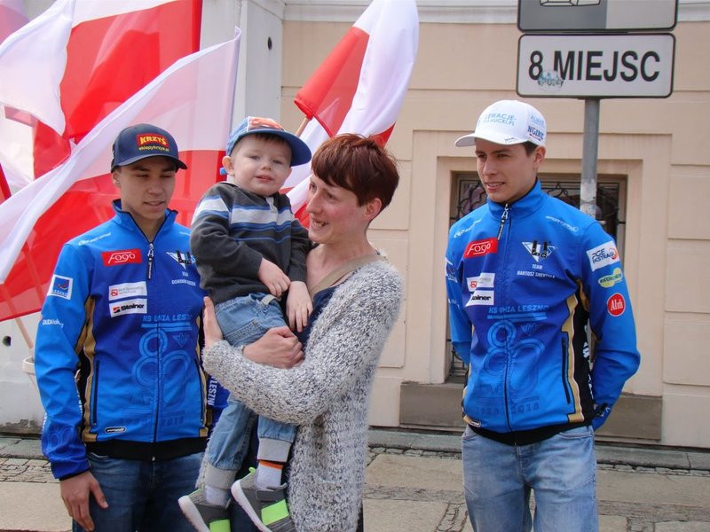 Prezydenci i żużlowcy rozdawali flagi (zdjęcia)