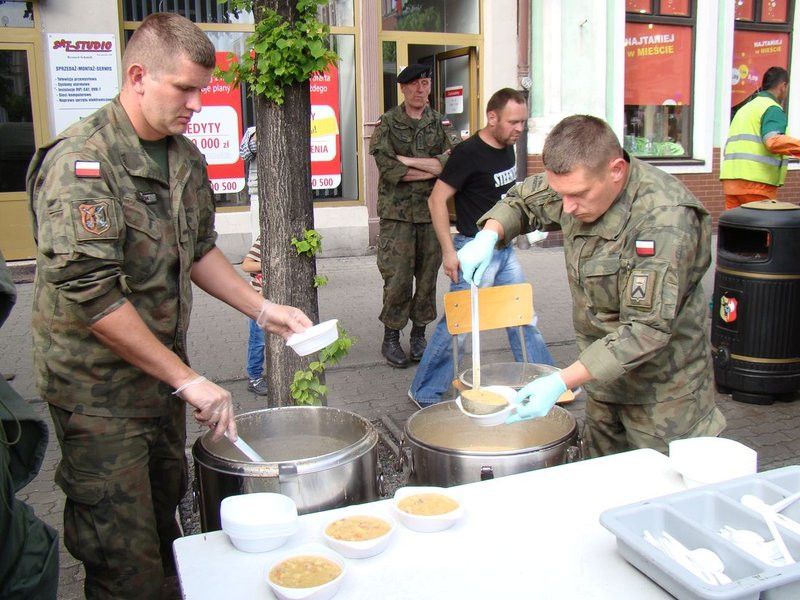 Prezydenci i żużlowcy rozdawali flagi (zdjęcia)