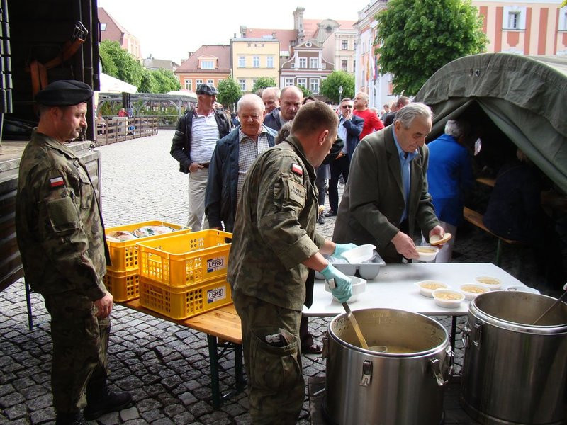 Prezydenci i żużlowcy rozdawali flagi (zdjęcia)