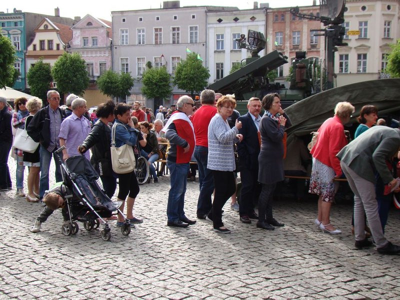 Prezydenci i żużlowcy rozdawali flagi (zdjęcia)
