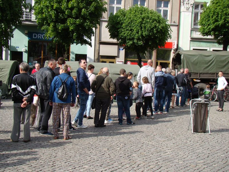 Prezydenci i żużlowcy rozdawali flagi (zdjęcia)