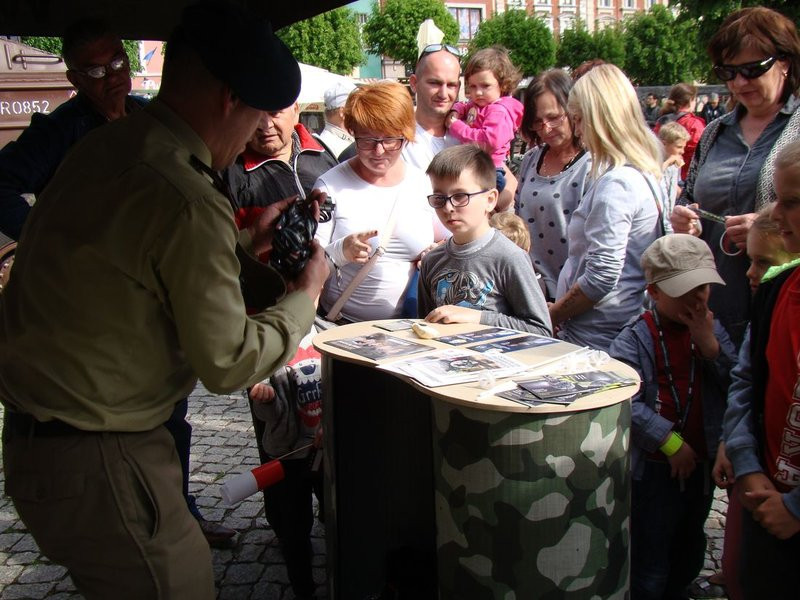 Prezydenci i żużlowcy rozdawali flagi (zdjęcia)