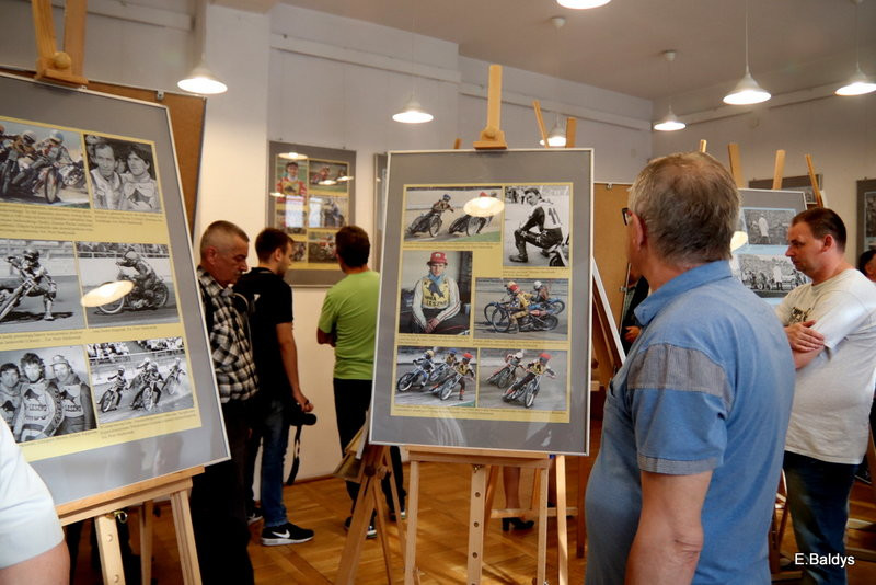 W bibliotece o żużlu (zdjęcia)