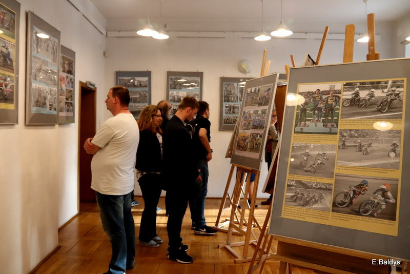 W bibliotece o żużlu (zdjęcia)