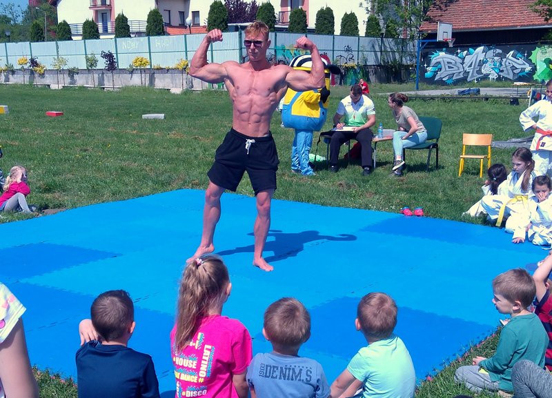 Studenci przedszkolakom (zdjęcia)