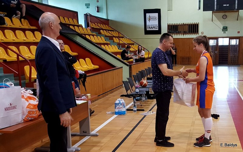 Srebro dla koszykarek z SP 12 (kilka zdjęć)