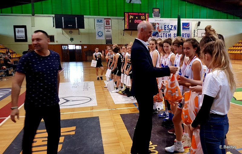 Srebro dla koszykarek z SP 12 (kilka zdjęć)
