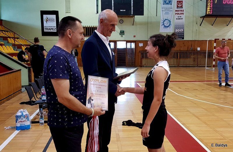 Srebro dla koszykarek z SP 12 (kilka zdjęć)