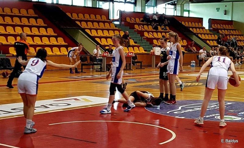 Srebro dla koszykarek z SP 12 (kilka zdjęć)