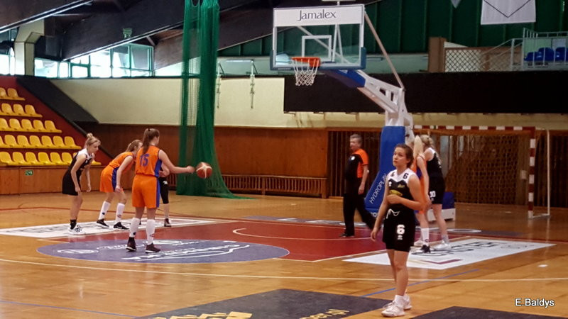 Srebro dla koszykarek z SP 12 (kilka zdjęć)